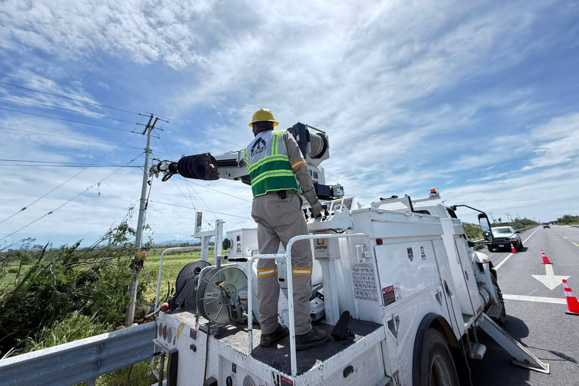 CFE restablece servicio eléctrico en Oaxaca y Guerrero tras paso del huracán Erick