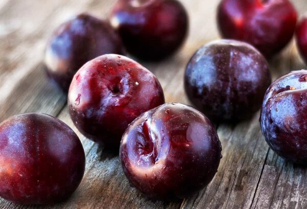 La ciruela además de ser un laxante es rica en calcio y te ayuda a combatir la osteoporosis