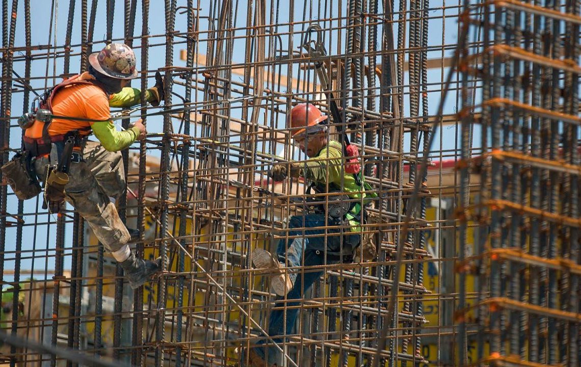 Redadas migratorias en obras amenazan la industria de la construcción en EU