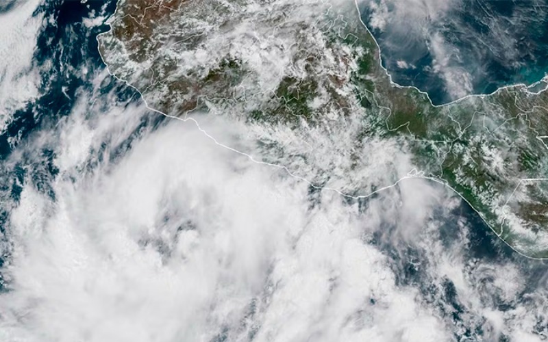 Dalila avanza y provoca lluvias intensas y oleaje elevado en el Pacífico mexicano