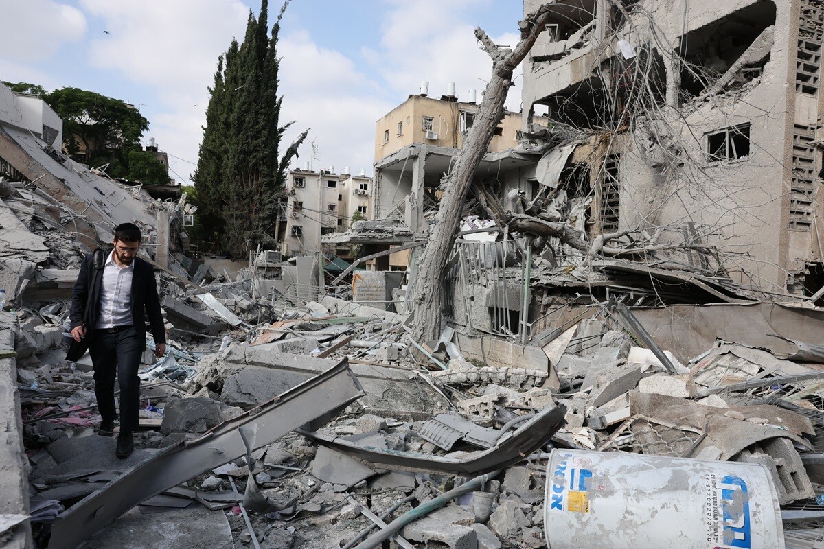 Israel bombardea de nuevo Teherán y emite orden de evacuación en el oeste del país