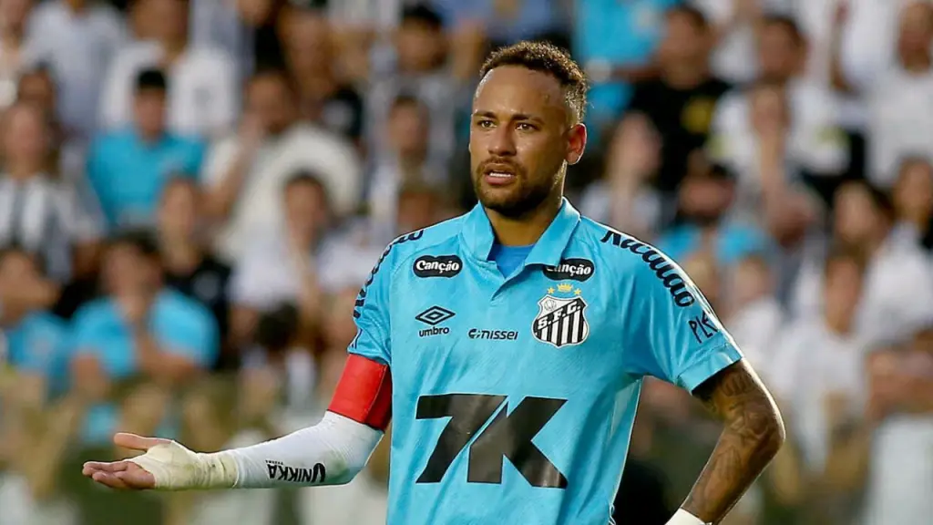 Se la ‘vive’ fuera de las canchas: Neymar es apartado del Santos de Brasil tras dar positivo a Covid-19