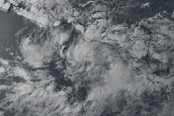 ‘Erick’ podría evolucionar a huracán categoría 2 antes de tocar tierra en Oaxaca, prevén