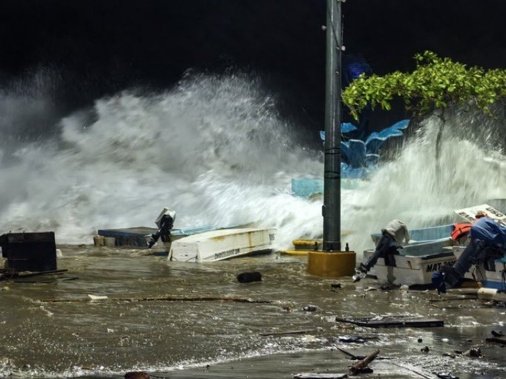 Se degrada ‘Erick’ a categoría 1; avanza en tierra
