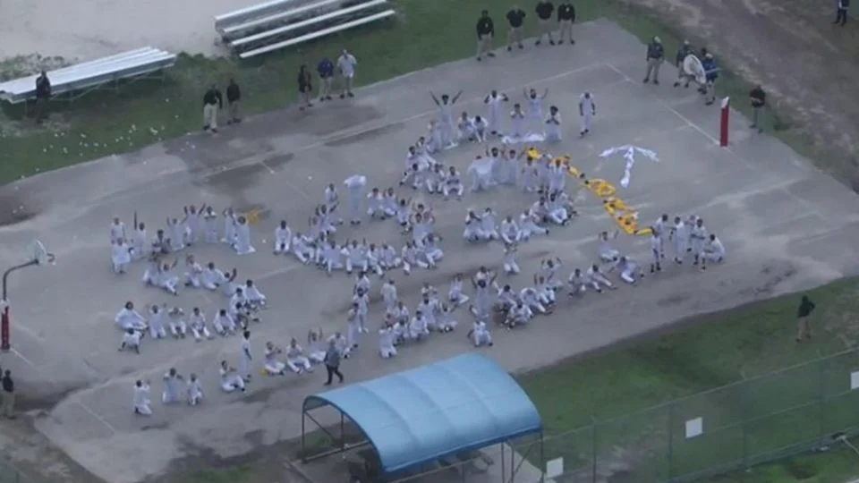 Migrantes piden ayuda en Miami: forman un «SOS» en el patio del centro de detención