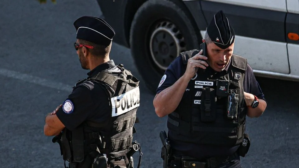 Alumno apuñala y asesina a un asistente escolar en Francia durante la revisión de mochilas