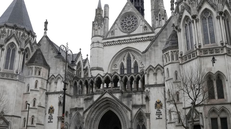 Alertan sobre riesgos de usar IA en procedimientos judiciales en Reino Unido