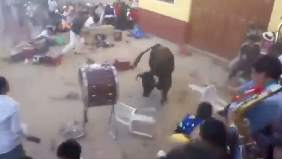 Un toro escapa durante corrida de una fiesta patronal y embiste a decenas de personas