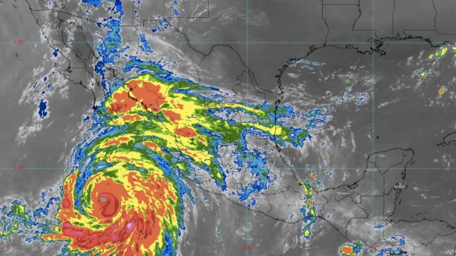 Autoridades revisan avance de “Bárbara” y prevén que crezca a huracán el lunes