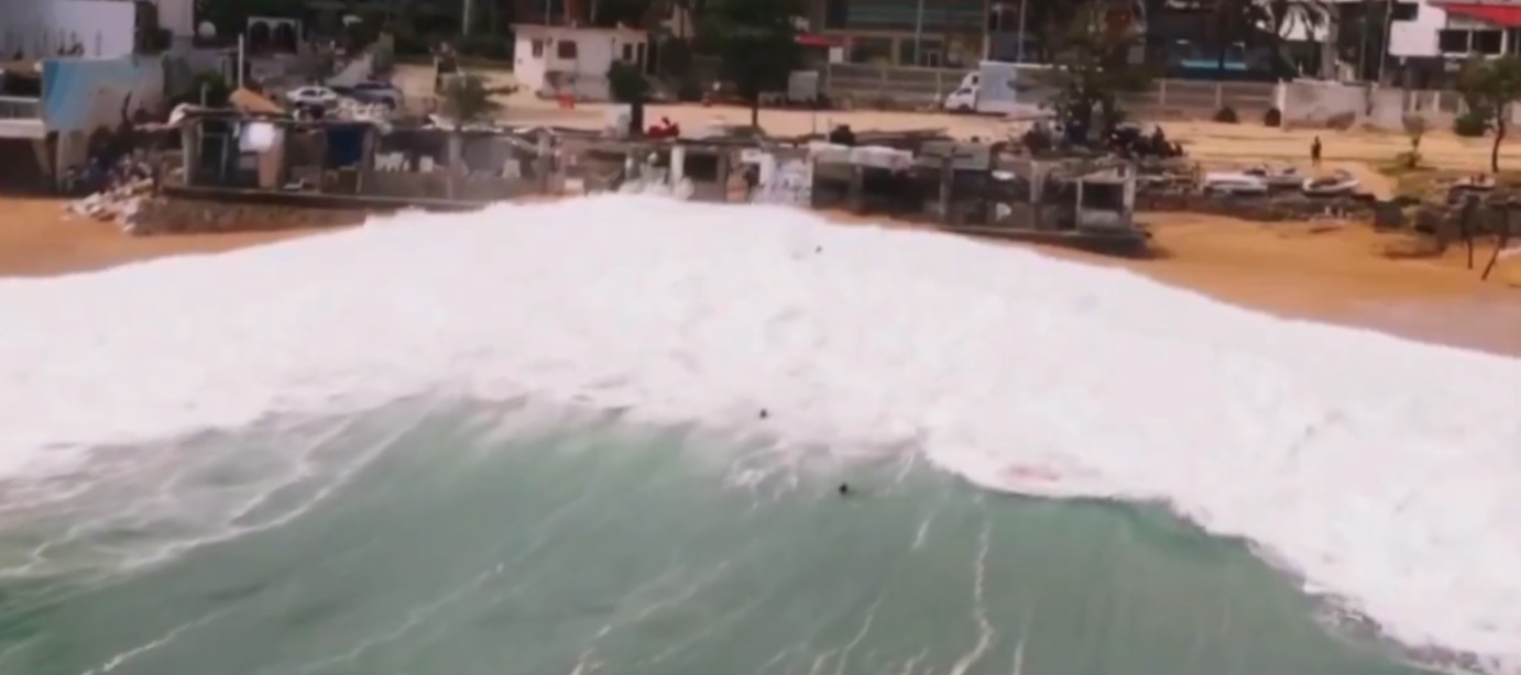 Turistas son arrastrados por el Mar de Fondo en Acapulco