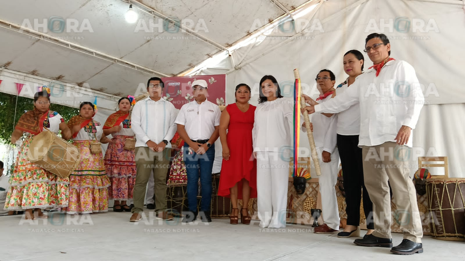 Yolanda Osuna entrega bastón de mando a ‘Guardianes de la tradición de la danza del Baila Viejo»