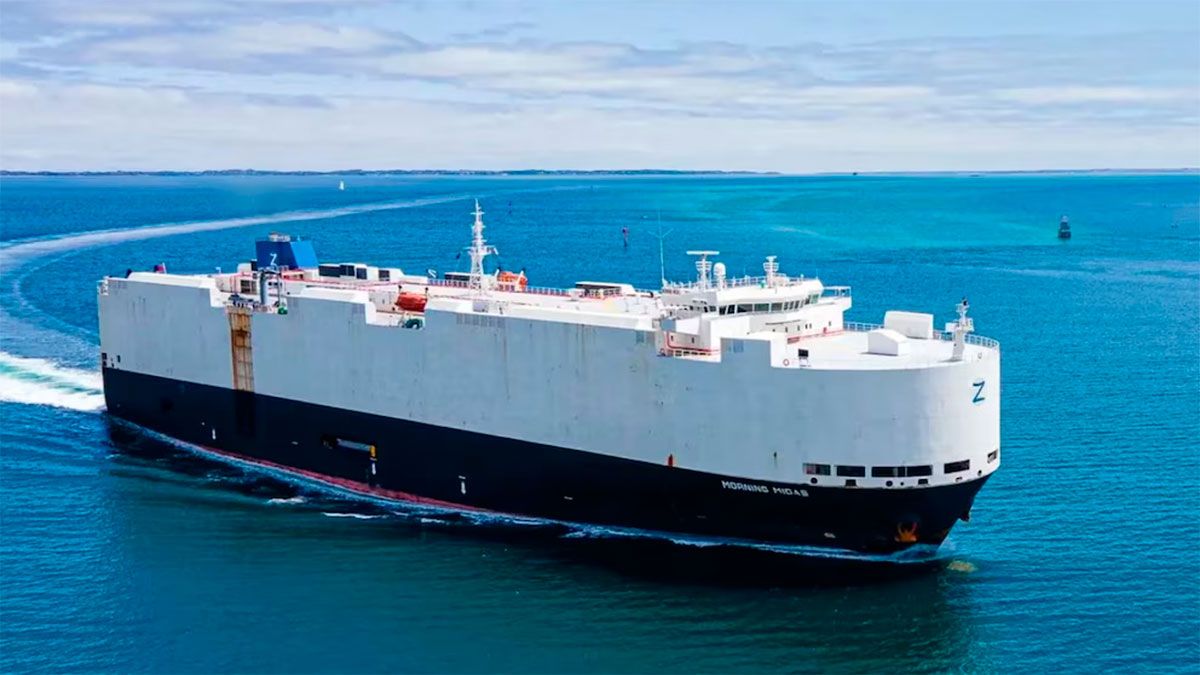 Abandonan barco que transportaba 3 mil autos a México, tras incendio