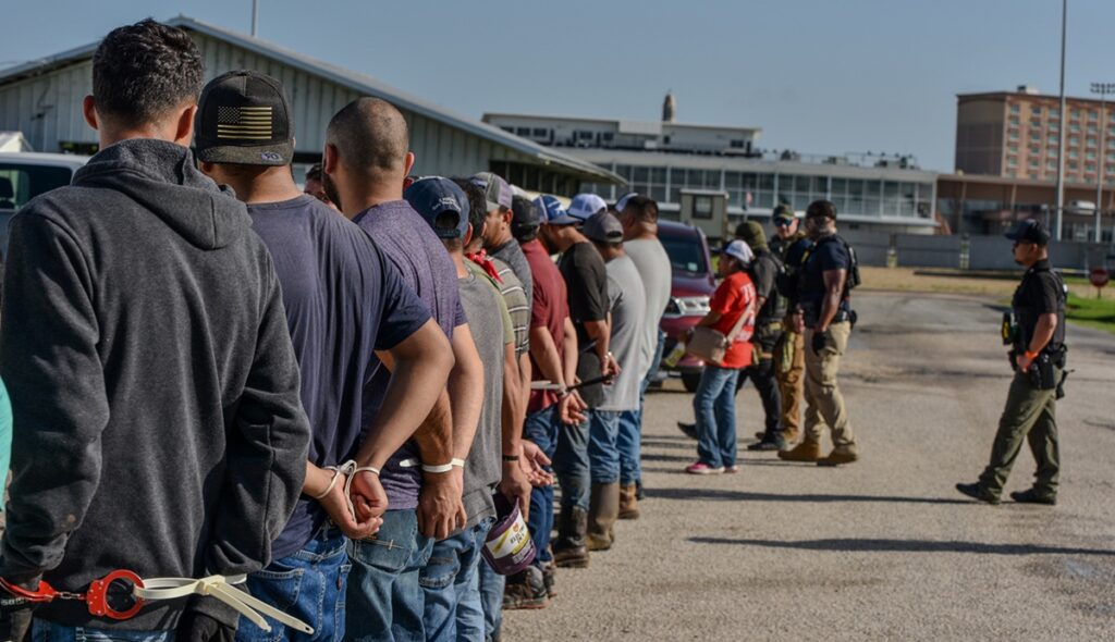 Suman mil 154 mexicanos detenidos en 111 operativos del ICE en EE.UU.: SRE