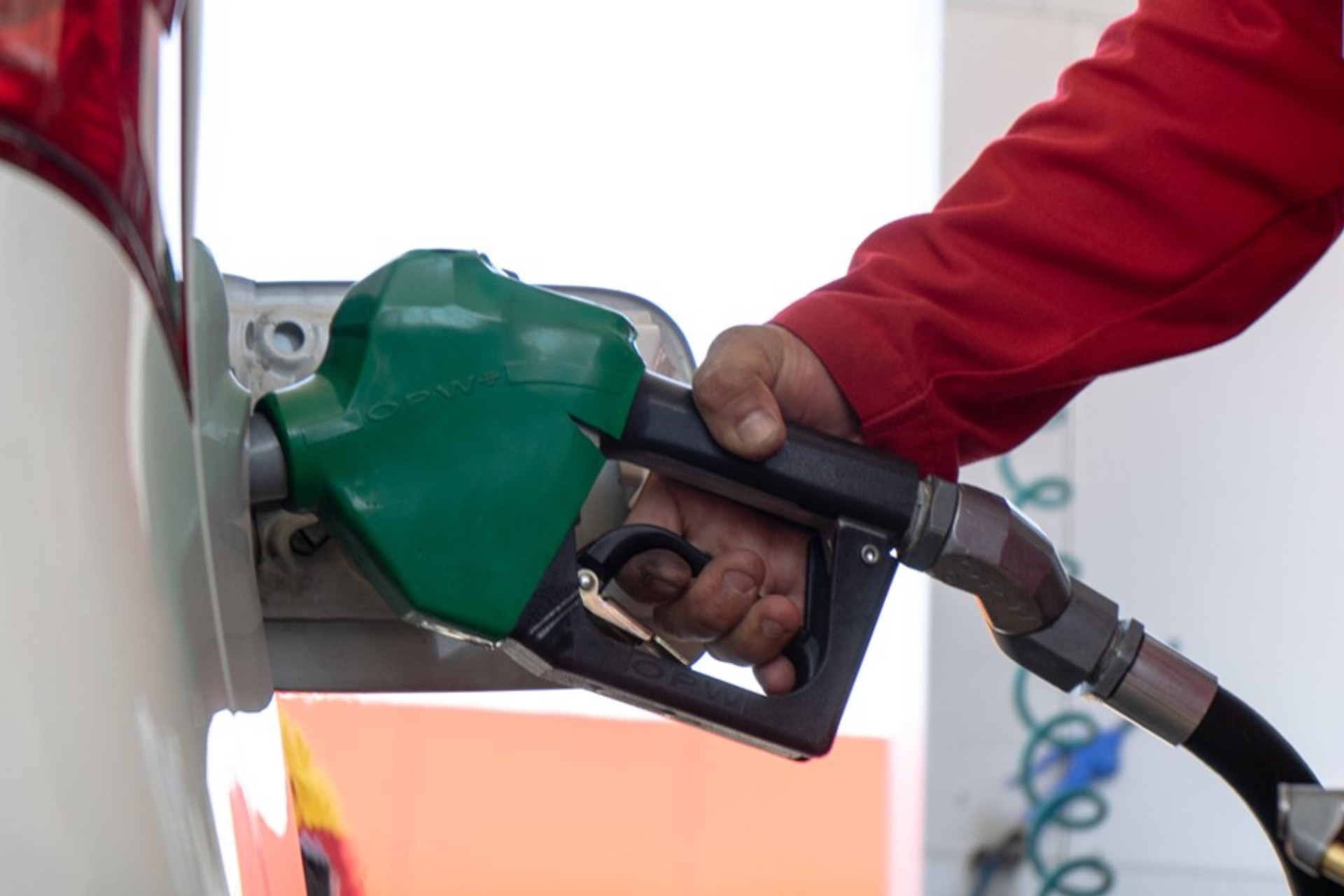 Poco a poco sigue disminuyendo el precio de la gasolina en México: Profeco