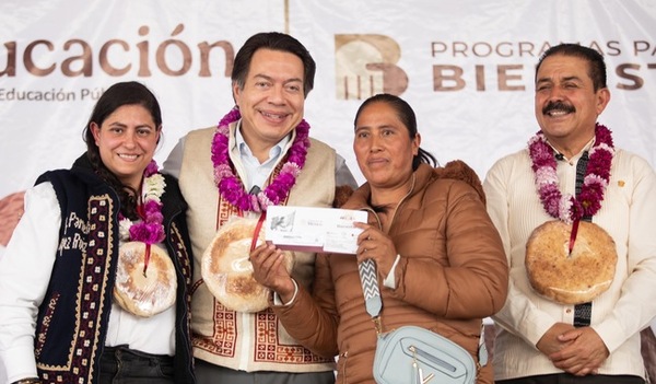 Mario Delgado, entrega tarjetas del programa La Escuela es Nuestra a comunidades indígenas