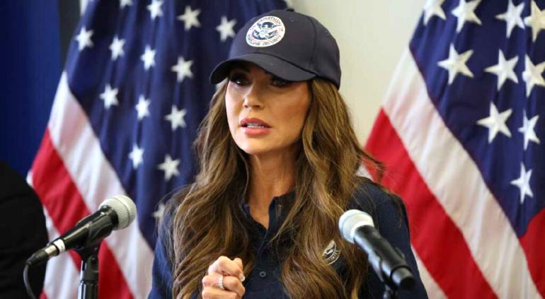 Hospitalizan de emergencia a Kristi Noem, secretaria de Seguridad de EU