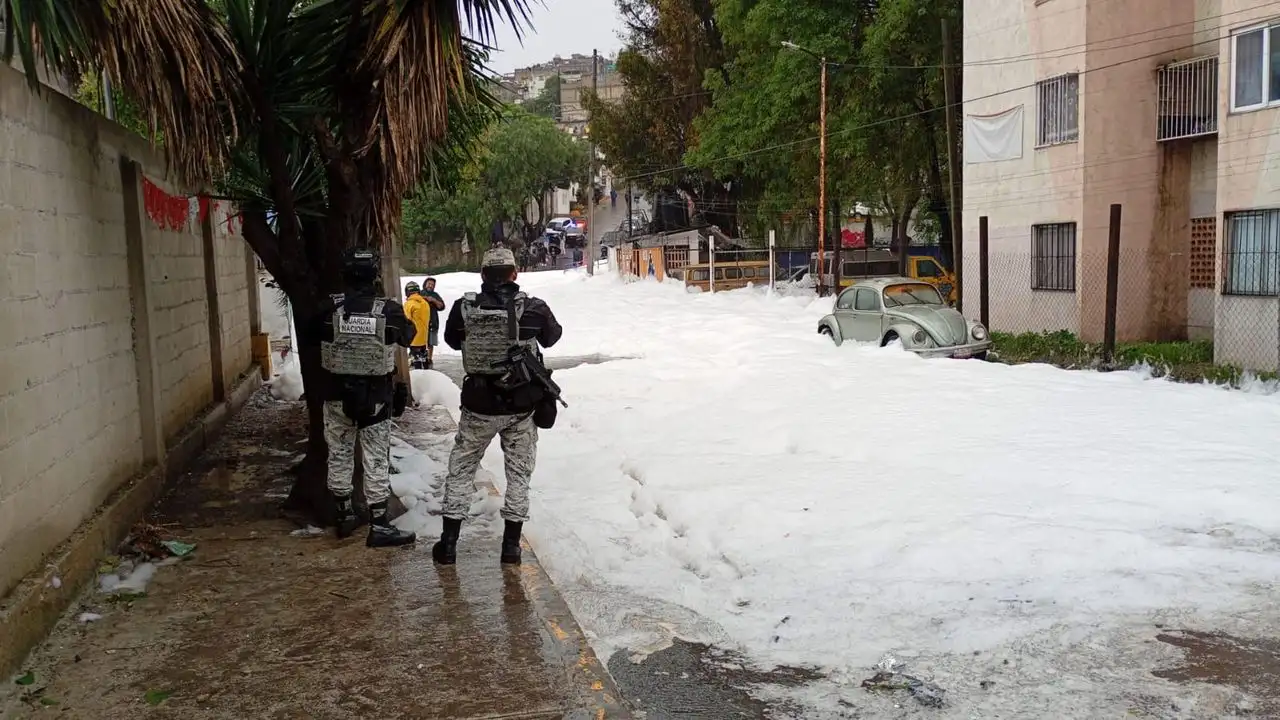 Desbordamiento de la presa Los Cuartos, Naucalpan, provoca inundaciones en la colonia San Rafael