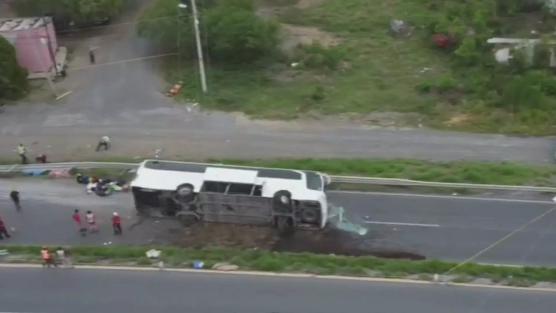 Volcadura de autobús en carretera de Nuevo León deja 11 muertos