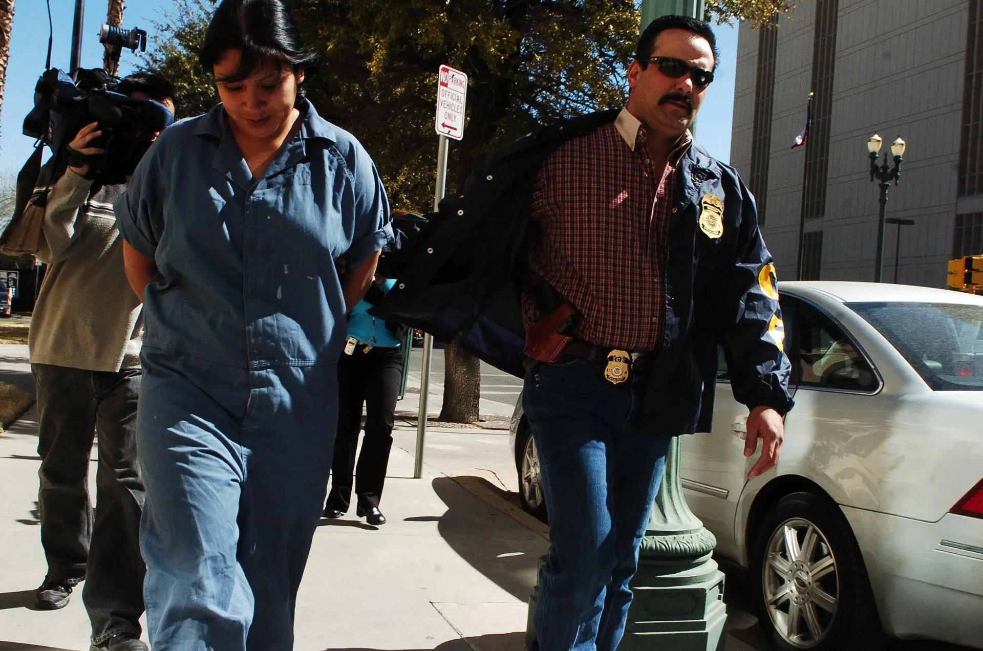 ICE traslada ‘a menudo’ a inmigrantes lejos de sus domicilios