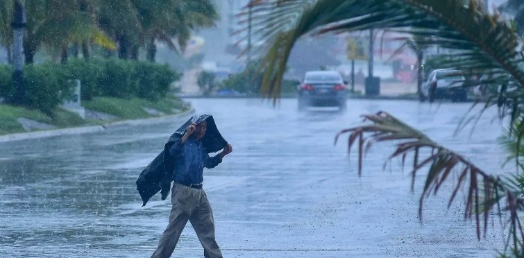 La tormenta tropical Flossie sigue debilitándose y se aleja de las costas de México