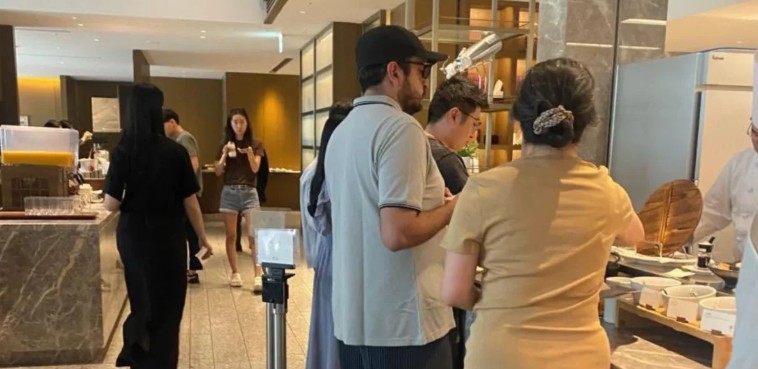 Captan a hijo de AMLO de vacaciones en exclusivo hotel de Tokio