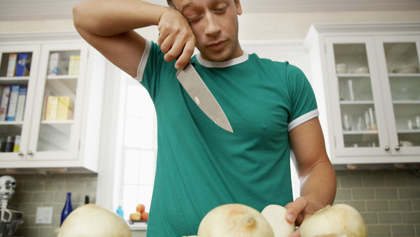 Se acabó el llorar cortando cebolla: físicos descubren que el truco está en el cuchillo