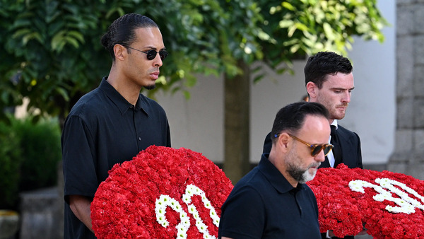 El equipo de Liverpool llega al funeral de Diogo Jota