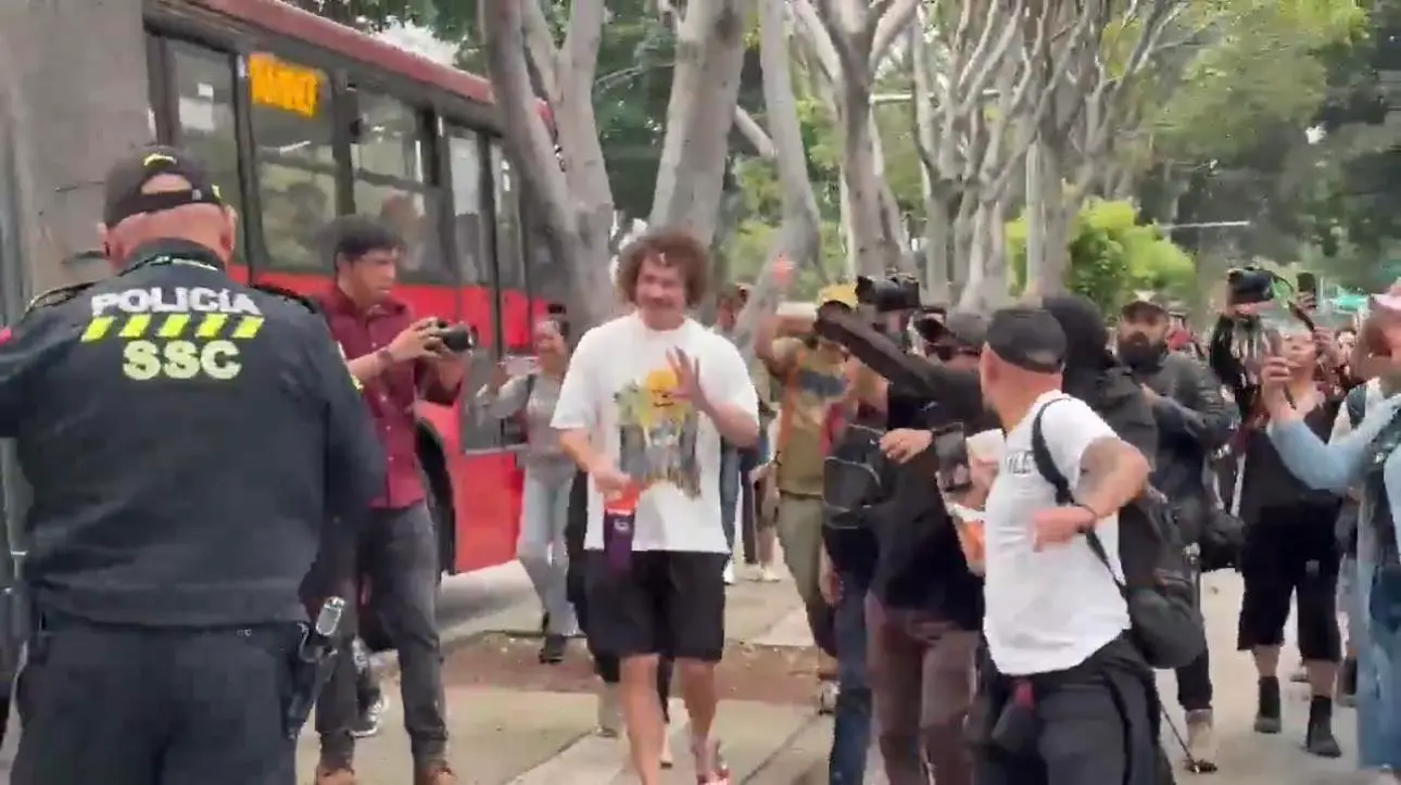 Corren a Luisito Comunica de marcha contra la gentrificación