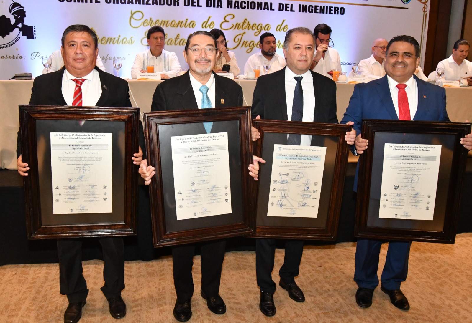 Profesor investigador y egresados de la UJAT reciben el Premio Estatal de Ingeniería