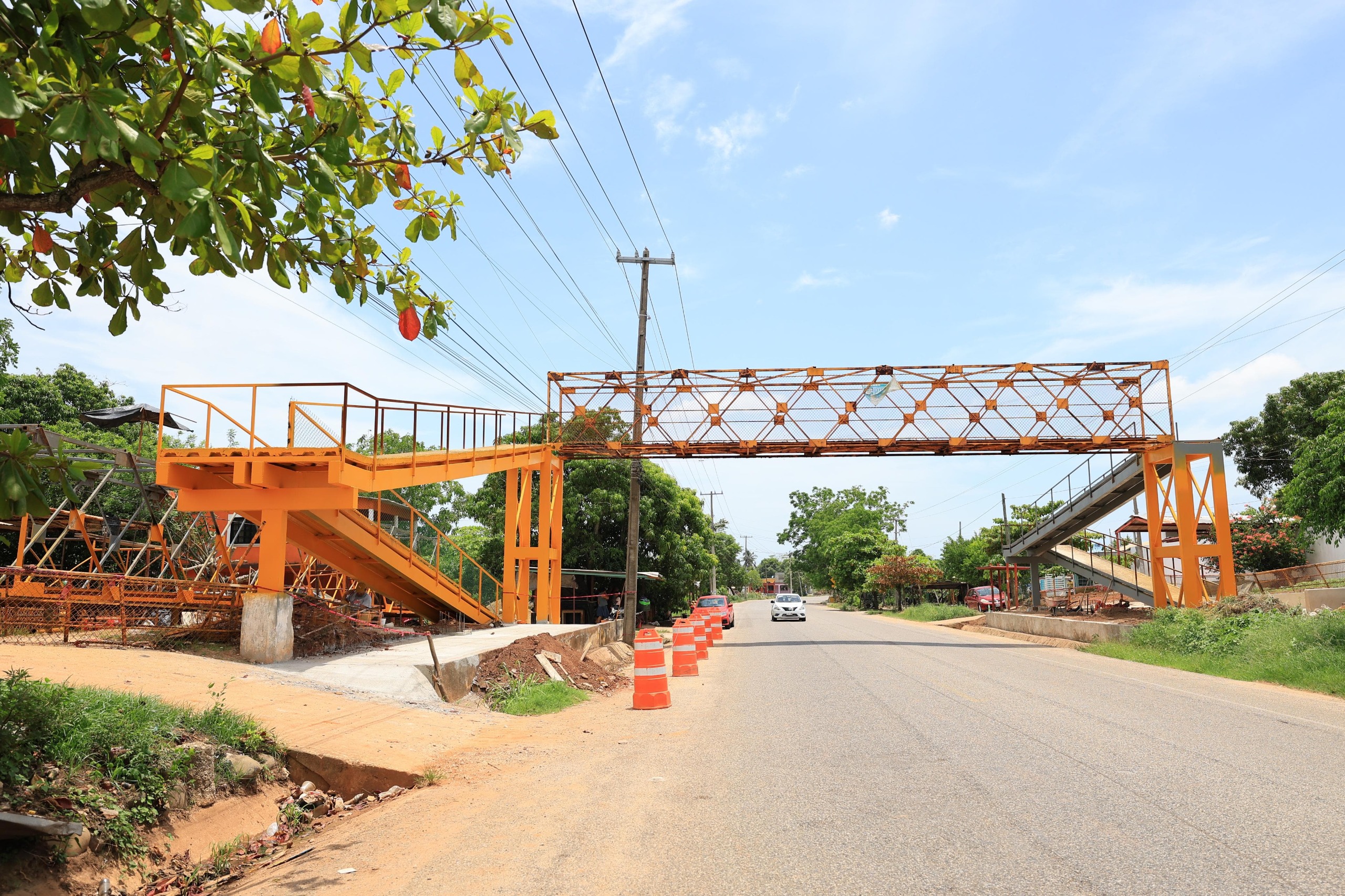 Rehabilita JEC puente peatonal La Agraria para garantizar seguridad vial y el bienestar de la población