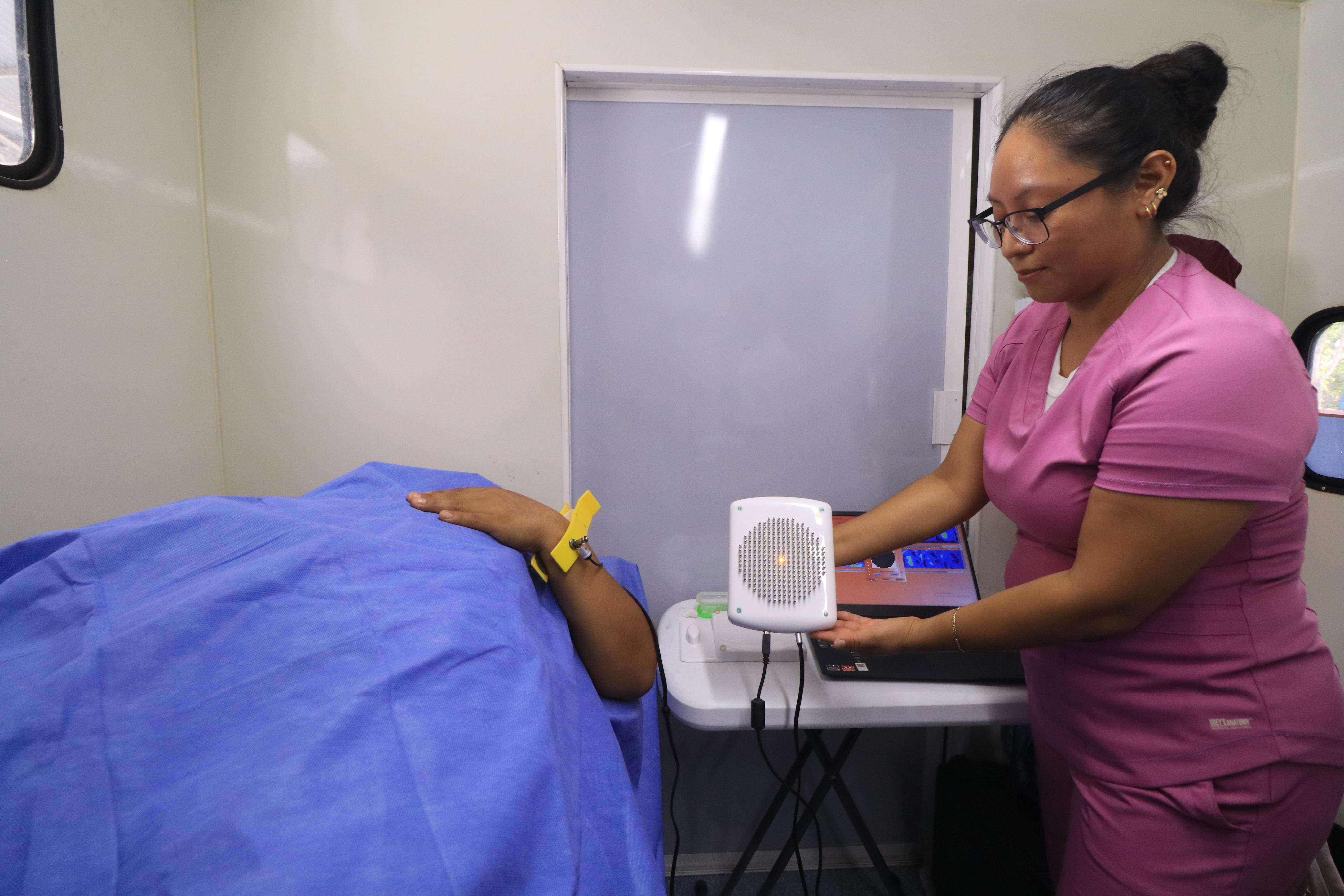 Implementa Salud mastógrafo portátil con inteligencia artificial para fortalecer la detección del cáncer de mama