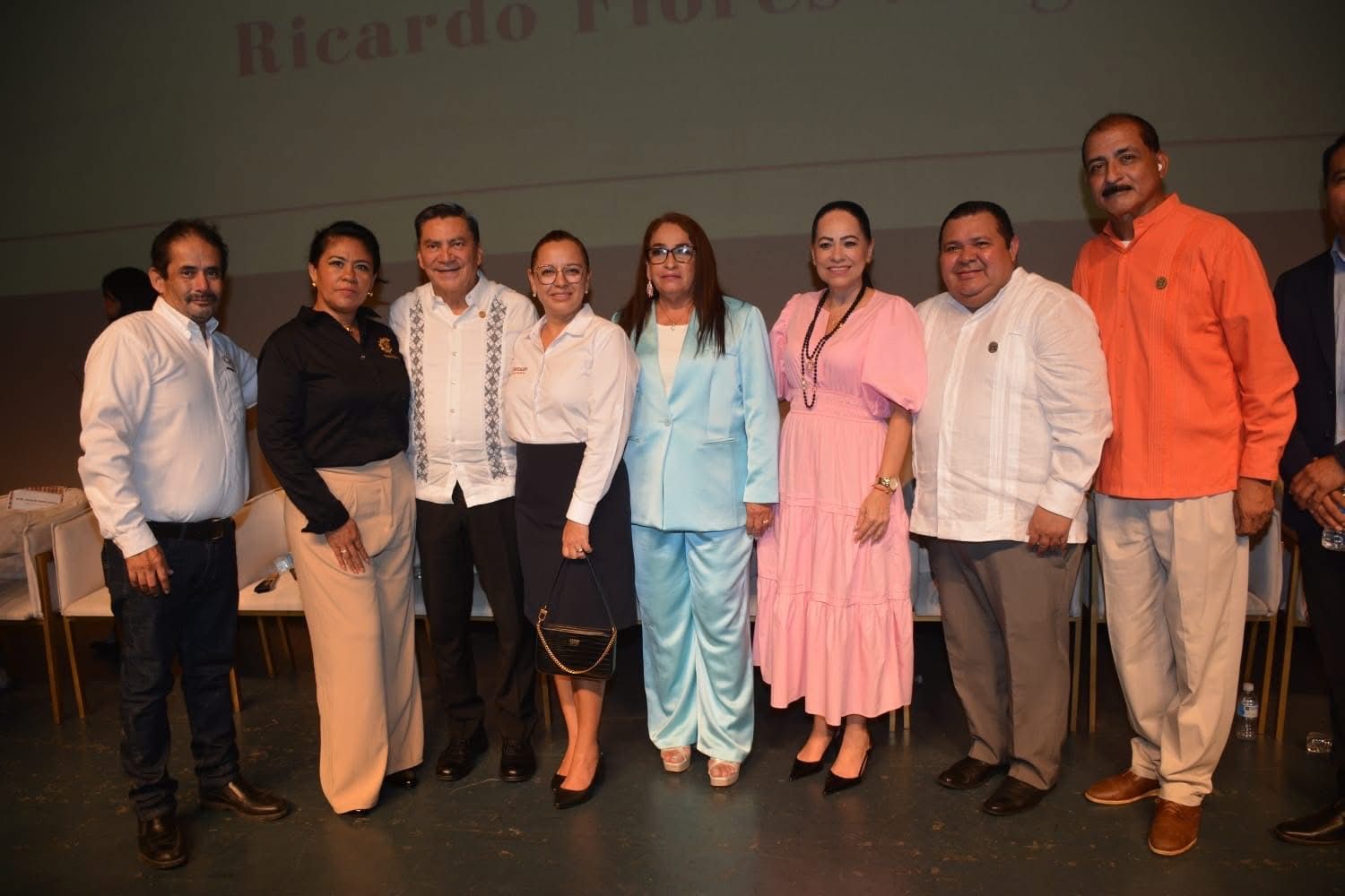 Óscar Cantón asiste como invitado especial a la ceremonia de graduación del CBTis 32 “Ricardo Flores Magón”