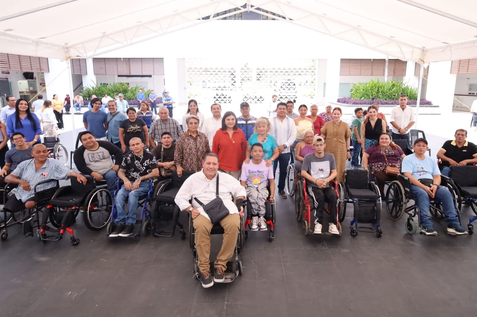 Entrega Yolanda Osuna sillas de ruedas activas a jóvenes adultos para mejorar su autonomía