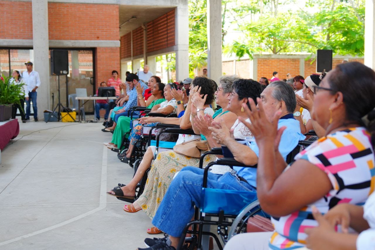 Encabeza Ovidio Peralta entrega de sillas de ruedas y pañales a grupos vulnerables