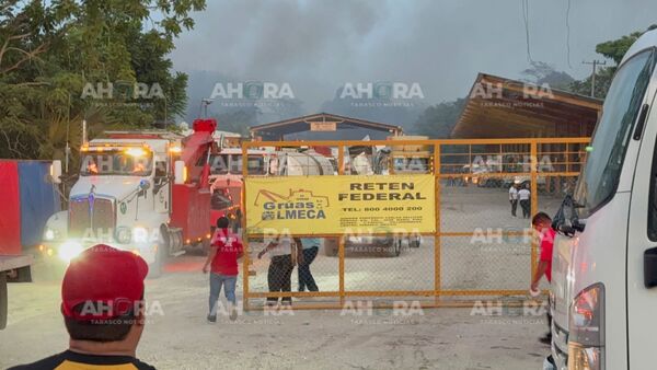 Incendio consume más de 100 vehículos