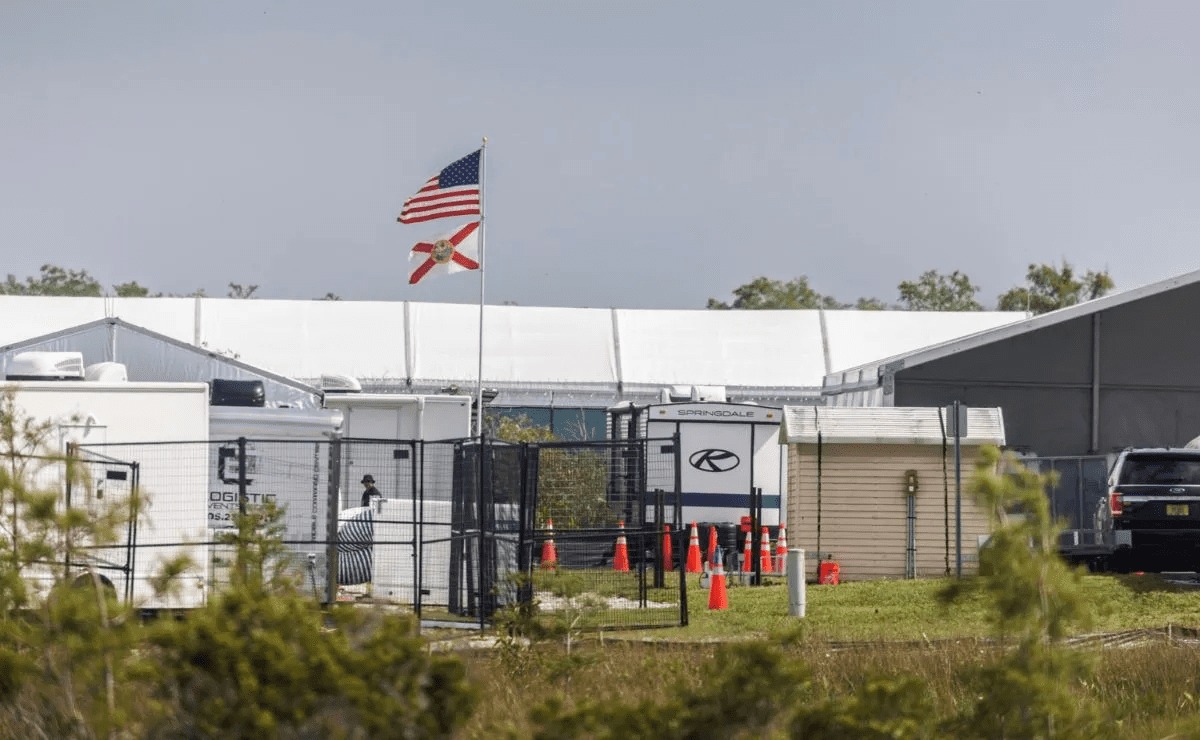 Llegan a México los hermanos que fueron detenidos en el ‘Alcatraz de los Caimanes’