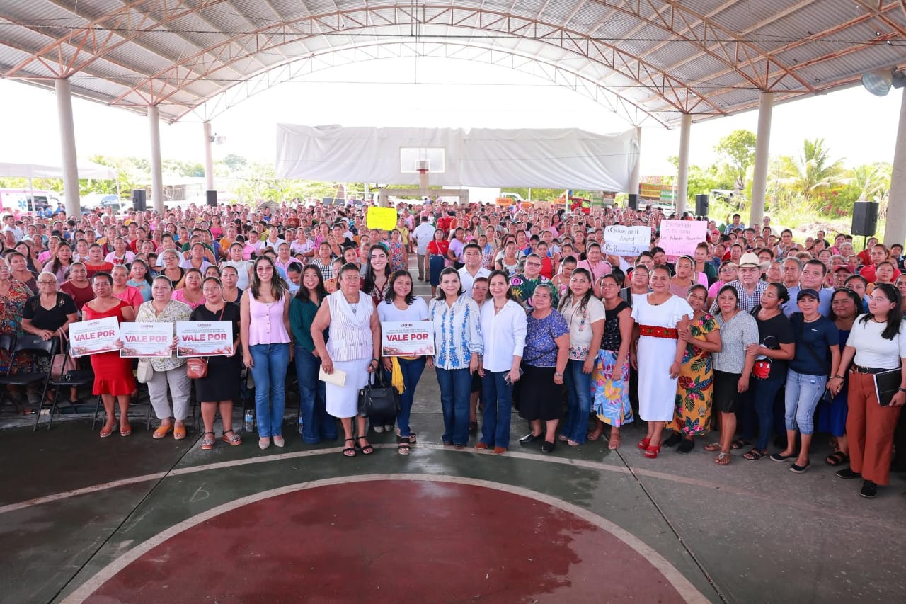 Yolanda Osuna impulsa a mujeres de la zona Yokot’an con programa de producción de pollitas ponedoras