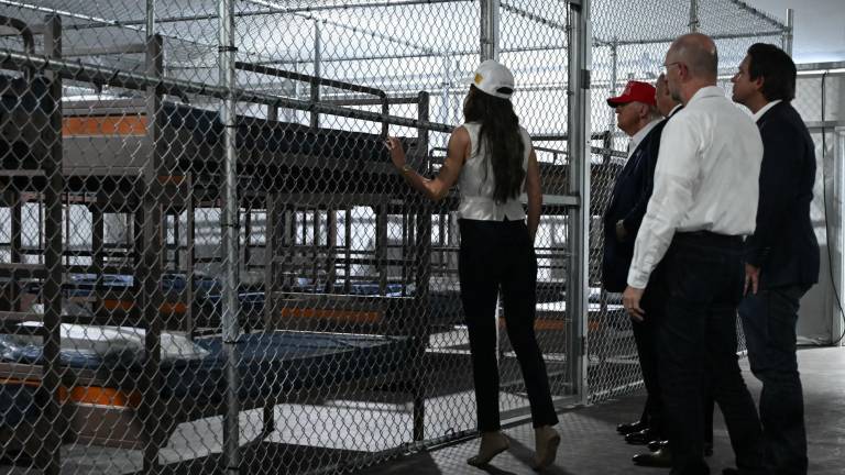 Donald Trump busca construir otros cinco centros de detención para migrantes como “Alligator Alcatraz”