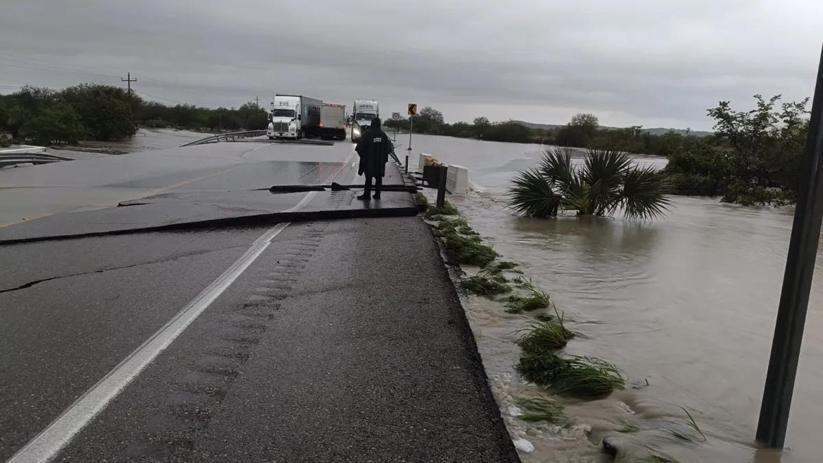 Cierran la carretera Victoria-Tampico por lluvias; pasajeros y choferes de carga quedan varados