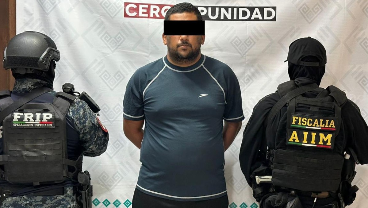 Capturan a maestro por acoso tras denuncia de estudiante en ceremonia de fin de clases