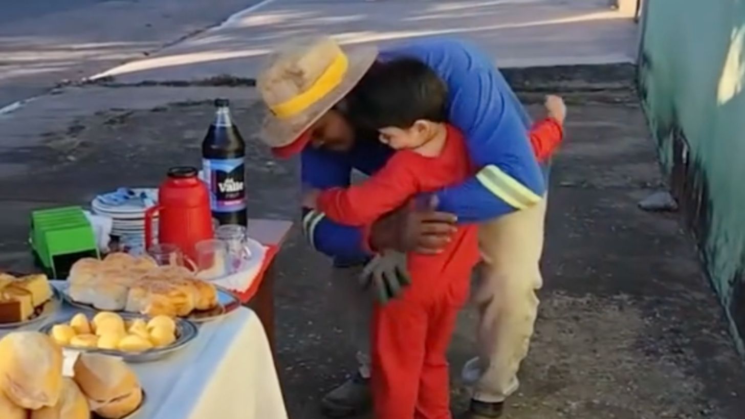 Niño de 3 años celebra su cumpleaños con recolectores de basura y conmueve en redes sociales