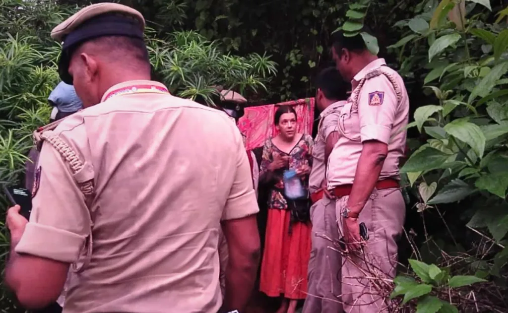 Rescatan en India a mujer rusa y sus hijas que vivían en una cueva desde hace semanas