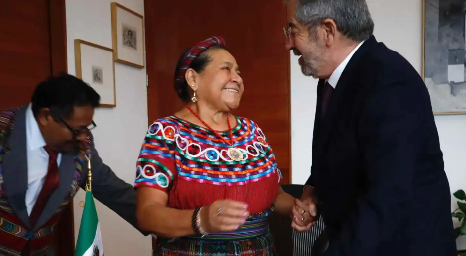 Dan nacionalidad mexicana a Rigoberta Menchú