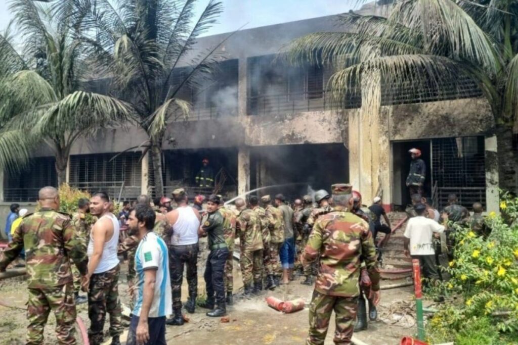 Al menos 16 muertos en accidente de avión en Bangladés