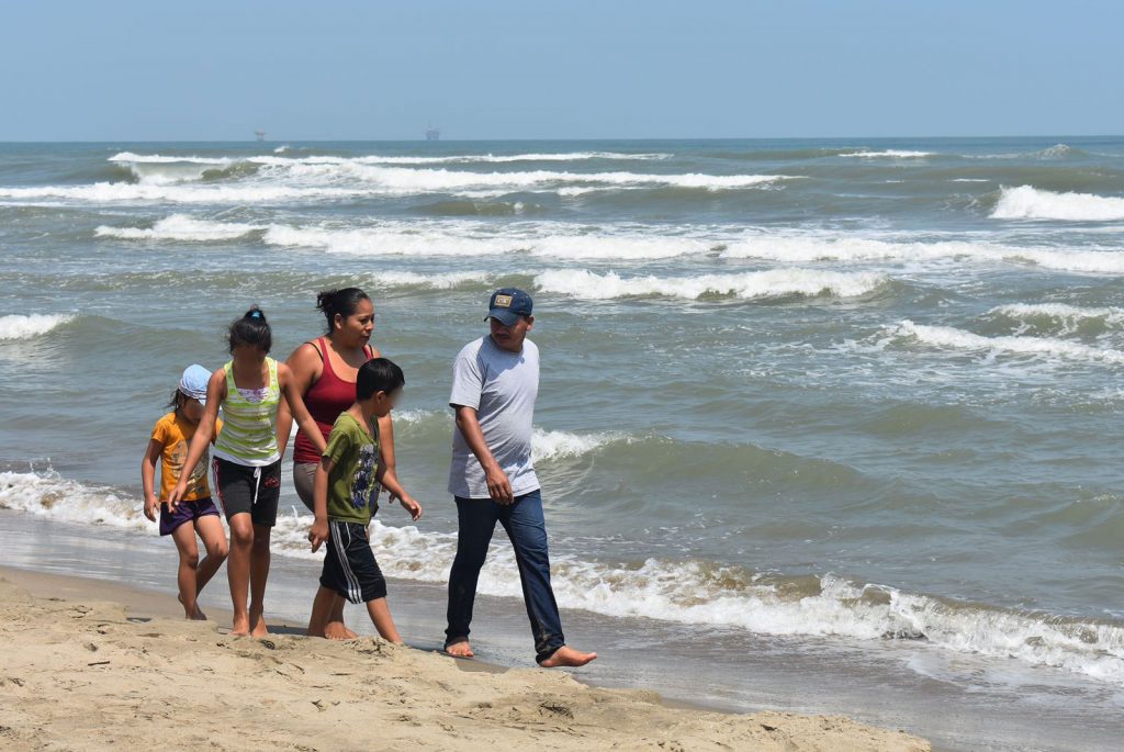 Detecta Secretaría de Salud Marea Roja en Playas de Centla