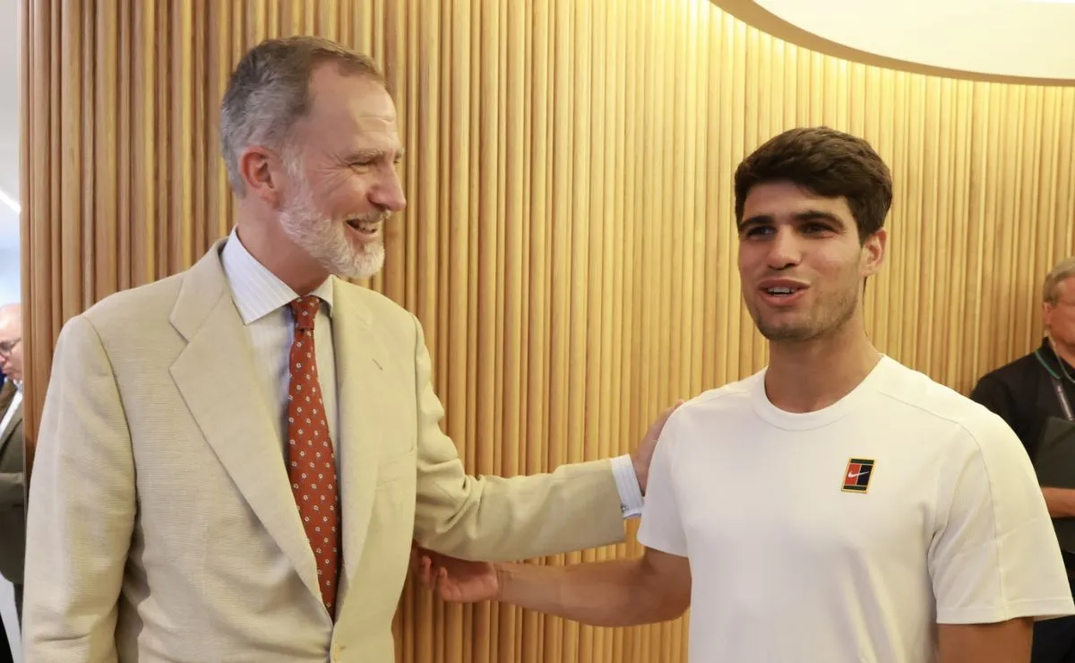 Rey Felipe VI felicita a Alcaraz por el “gran partido” en Wimbledon