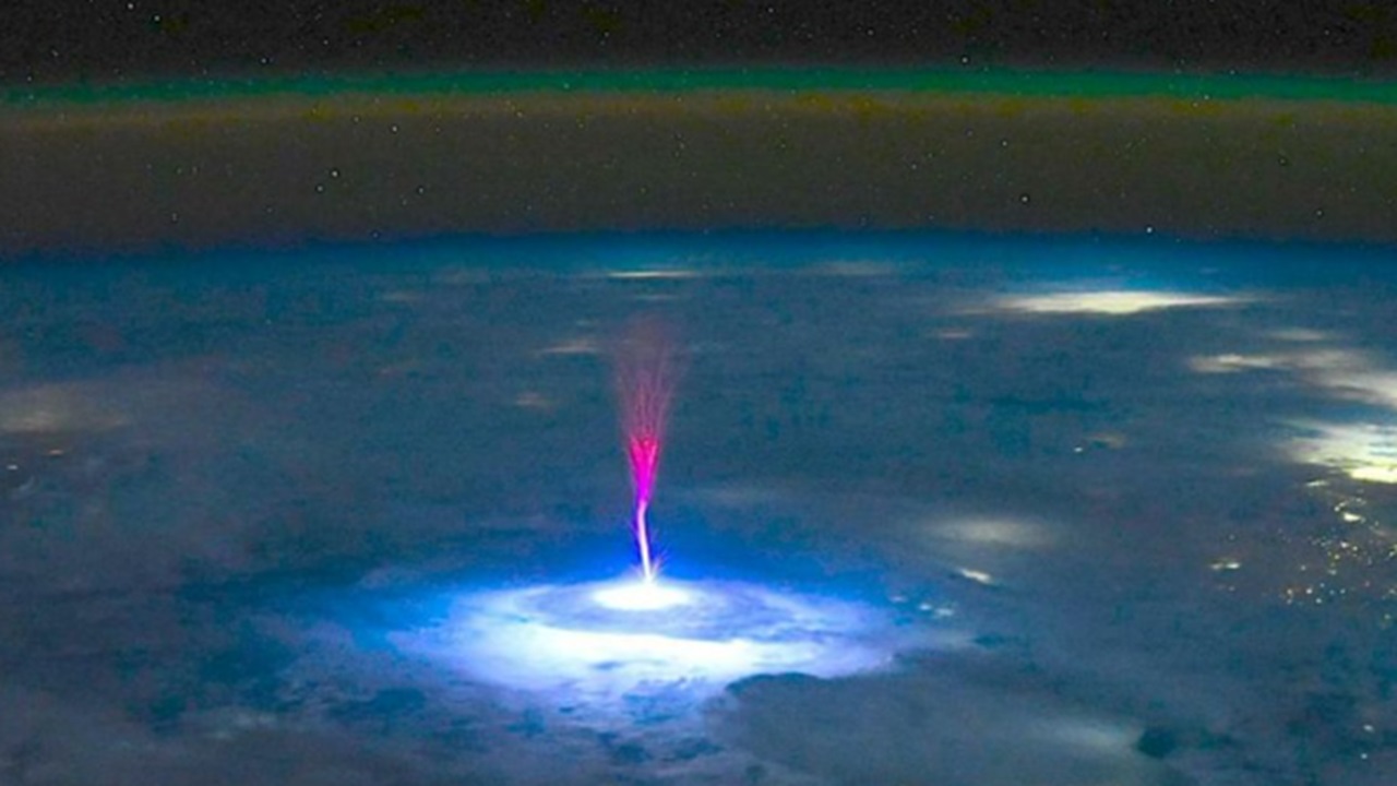 Captan astronautas extraño evento luminoso sobre México