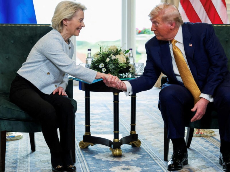 UE acuerda con Trump pagar aranceles de 15% y abrir sus mercados