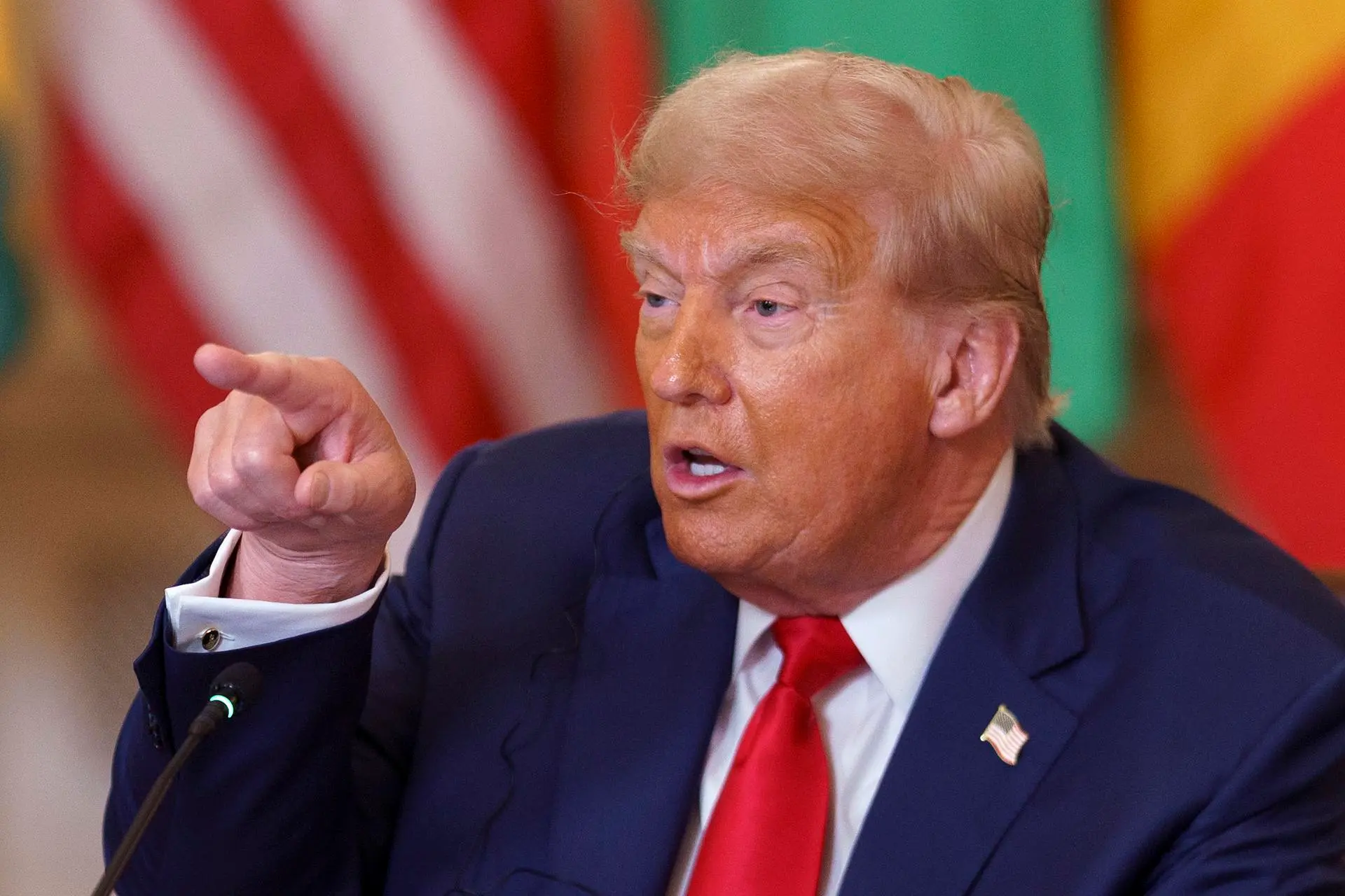 Juez de EE.UU. bloquea orden de Trump de eliminar la ciudadanía por nacimiento