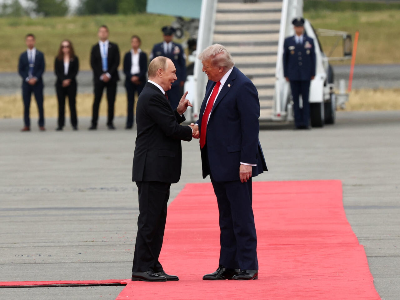 Trump recibe a Putin con alfombra roja en base militar de Alaska